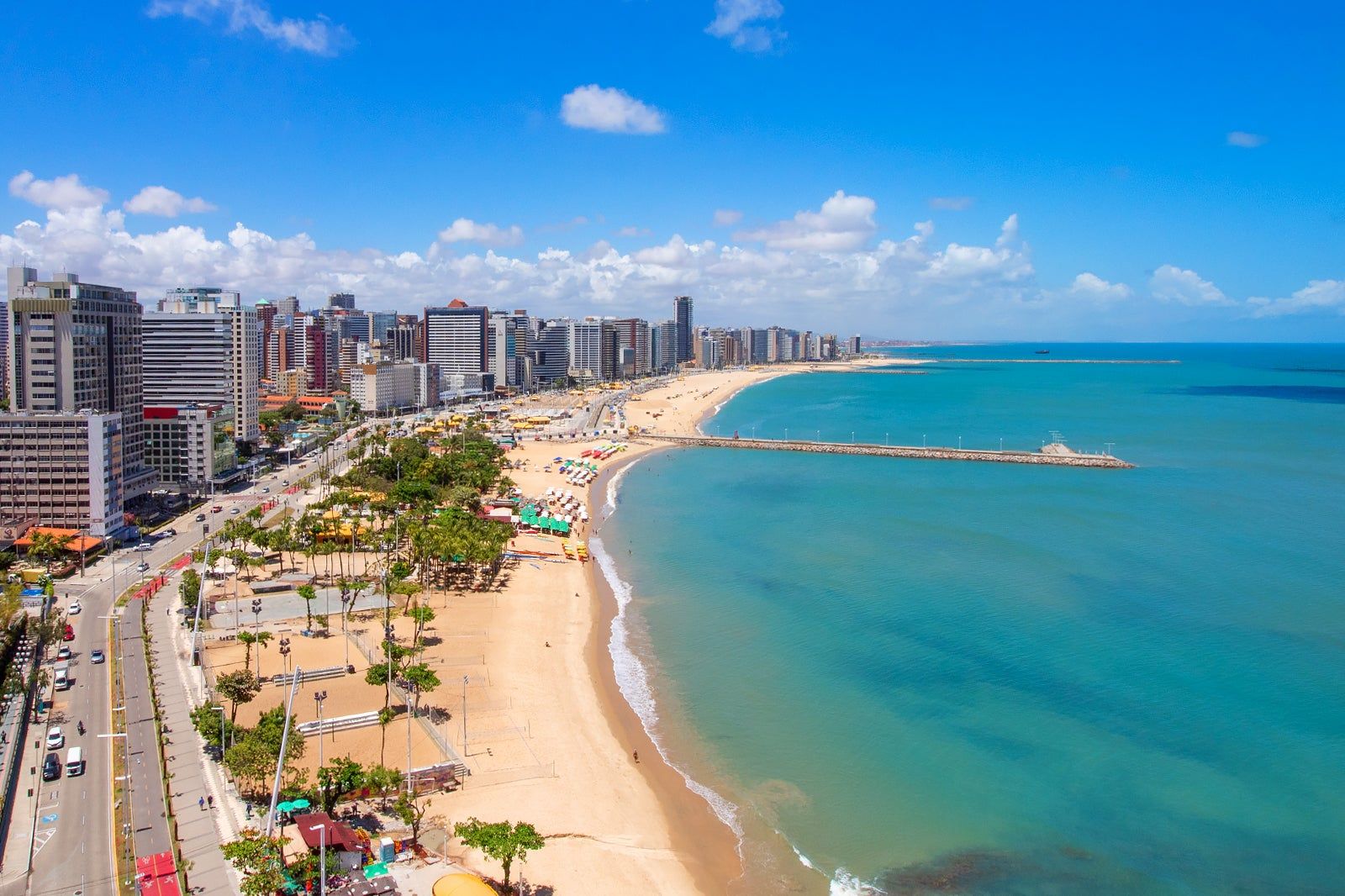 Vista aérea da orla de Fortaleza com a Beira-Mar e o Espigão