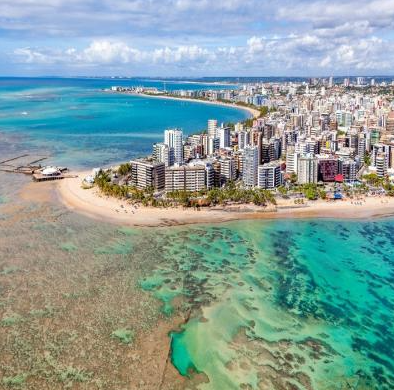 Vista aérea do litoral de Maceió com praias urbanas e piscinas naturais