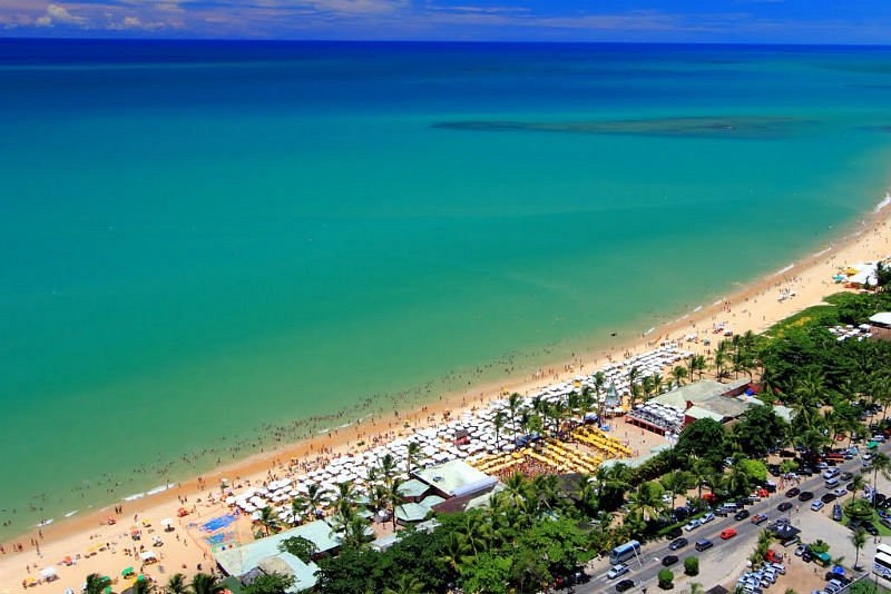 Vista aérea da praia de Porto Seguro com mar verde-esmeralda